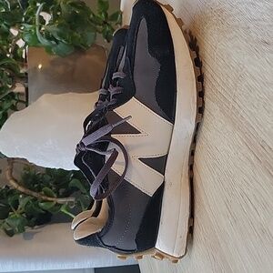 New Balance 327 Sneakers